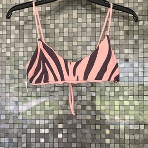 NWOT - Venus reversible bikini top 😊